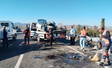 Çorum'da iki otomobil kafa kafaya çarpıştı: 1 ölü, 2 yaralı