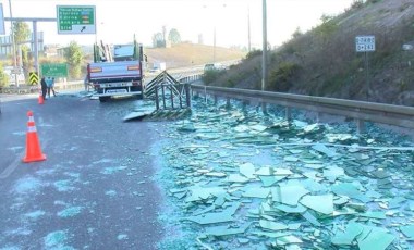 TIR'ın kasasındaki camlar yola savruldu: Trafik durma noktasına geldi