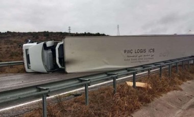 Balıkesir'de TIR devrildi.. Yol trafiğe kapandı!