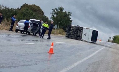 Gönen'de minibüs devrildi: 7’si polis 10 kişi yaralandı