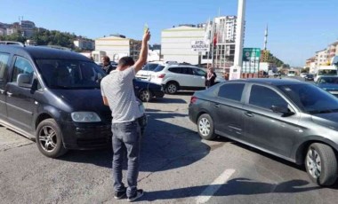 Kaza yaptı, serum şişesiyle aracının başında bekledi