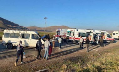 Tarım işçilerini taşıyan minibüs ile yakıt tankeri çarpıştı: 15 yaralı!