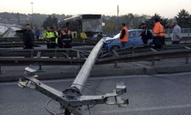 Bahçelievler'de İETT otobüsü aydınlatma direğine çarptı: Yol kapandı