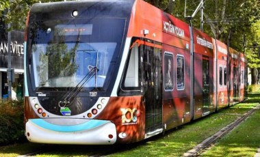 100’üncü yıla özel tramvaylar İzmir sokaklarında