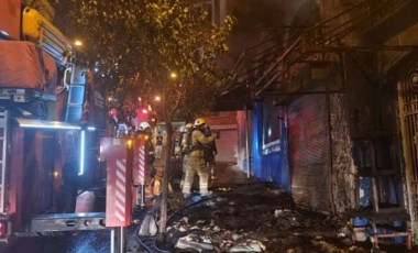 Beyoğlu'ndaki tarihi Gueive Han'da yangın! Bir kişi mahsur kaldı