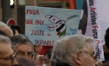 Protest held in Paris in solidarity with Palestinians