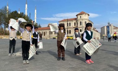 Sivas'ta ilkokul öğrencileri, Cumhuriyet’in ilanını duyuran gazete hazırlayıp dağıttı