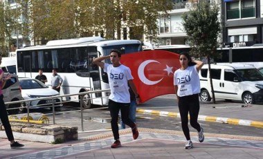 81 öğrenci, Cumhuriyet'in 100. yılı için koşup, taşıdıkları bayrağı müzeye teslim etti