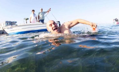 Tunç Soyer sözünü tuttu ve İzmir Körfezi’nde yüzdü