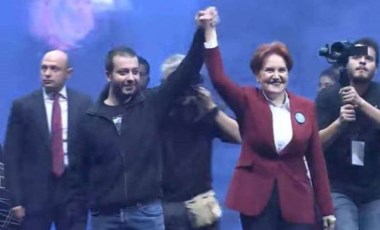 İYİ Parti lideri Akşener, kürsüye tahliye edilen Batuhan Çolak ile birlikte çıktı