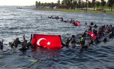 Cumhuriyet'in 100. yılında dalan 100 kişi, denizde Türk bayrağı açtı