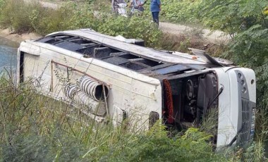 Tarım işçilerinin taşındığı minibüs kanala devrildi: 3'ü ağır 10 yaralı