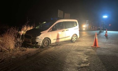 Takipteki minibüs polis araçlarına çarpıp takla attı: 6'sı polis 9 yaralı