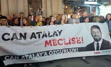 Can Atalay'ın arkadaşları ve meslektaşları İstanbul Barosu önünde: Genel Kurul ivedi şekilde karar vermeli