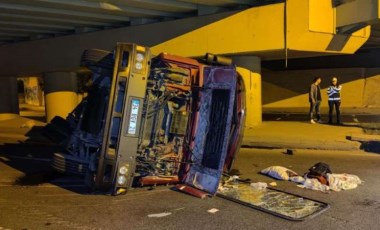 Bakırköy'de köprünün altına çarpan TIR devrildi: 2 yaralı (07 Ekim 2023)