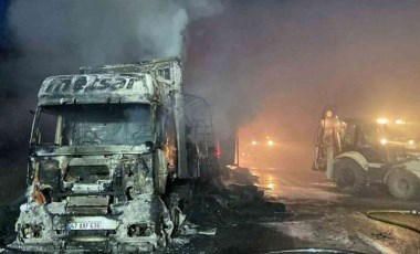 Sarıyer'de korkutan yangın... Kumaş yüklü TIR alev alev yandı: Otoyolu duman kapladı