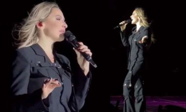 Hadise konserinde annesinden bahsederken gözyaşlarına hakim olamadı: 'Her zaman önce sen, sonra ben...'