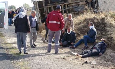 Erzurum'da takla atan kamyonet duvara çarptı: 1'i ağır 7 yaralı