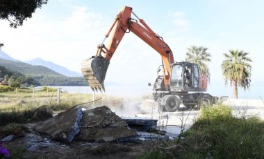 Kuşadası’nda kaçak yapılar bir bir yıkılıyor