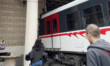 Son Dakika: İzmir'de metro raydan çıkarak duvara çarptı!