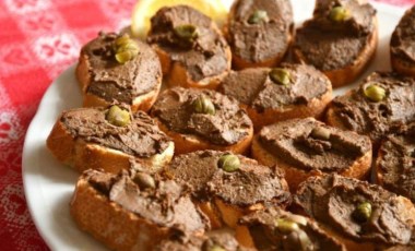 Crostini Di Fegatini Toscani nasıl yapılır? Püf noktalarıyla Crostini Di Fegatini Toscani tarifi...