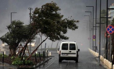 Bir uyarı da İstanbul Valiliğinden geldi! Sağanak yağış ve fırtına etkisini sürdürecek