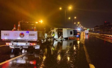 Bağcılar TEM Otoyolu'nda servis minibüsü devrildi:1 ölü 1 yaralı