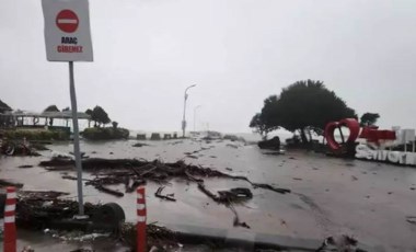 İstanbul’da şiddetli yağış dereyi taşırdı