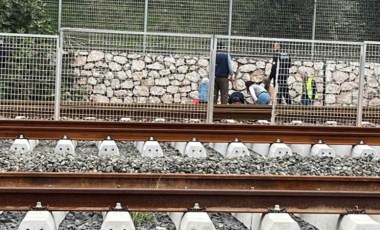 Raylarda yürürken Yüksek Hızlı Tren (YHT) çarptı