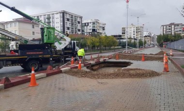 Sağanak nedeniyle yol çöktü, cadde trafiğe kapatıldı