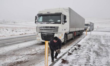 Kars’ta kar esareti... Araçlar yolda mahsur kaldı!