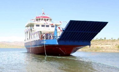 Çemişgezek-Elazığ feribot seferlerine 'kuvvetli rüzgar' engeli!