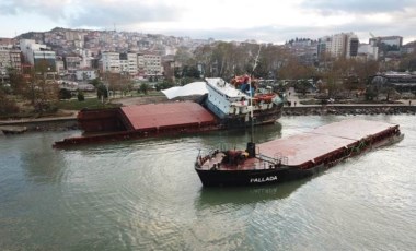 Fırtınada ikiye bölünen gemi, havadan görüntülendi