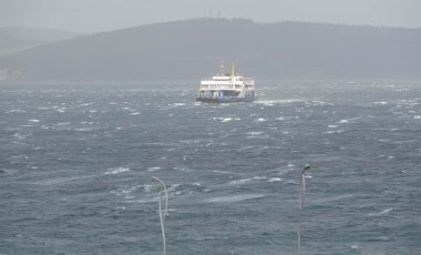 Gökçeada ve Bozcaada feribot seferlerine 'fırtına' engeli (25 Kasım 2023)