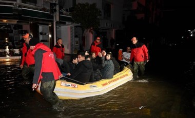 İzmir sular altında: Deniz 1 metre yükseldi