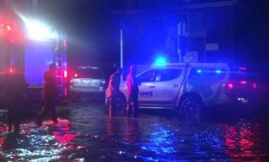 İzmir'de deniz taştı: Yurttaşlar mahsur kaldı!