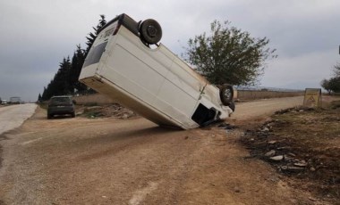 Direksiyon hakimiyetini kaybetti: Kamyonet dik durdu