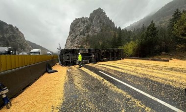 Otoyolda TIR devrildi: Tonlarca tahıl yola döküldü