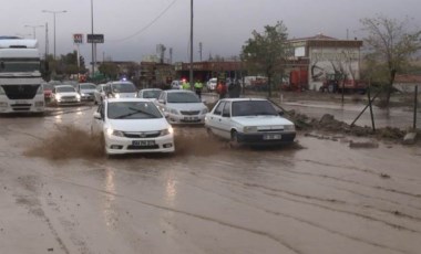 Kırıkkale'de sağanak: Dere taştı, yol suyla kaplandı!