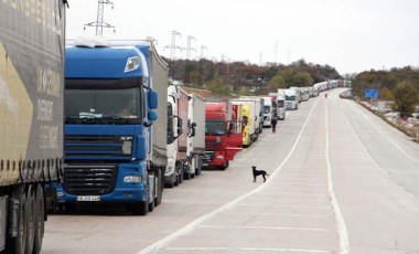 Balkanlar'da yollar kardan kapandı: Hamzabeyli'de 20 kilometre TIR kuyruğu