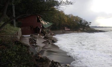 Düzce'de plajdaki tesis, fırtına ve dalgalarla yıkıldı