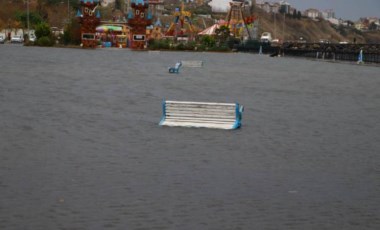 Dalgaların boyu 10 metreyi buldu... Tekirdağ'da deniz taştı