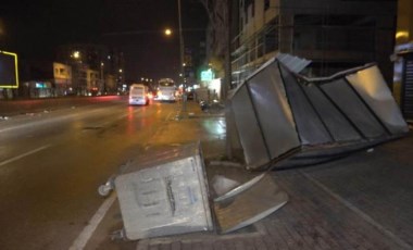 Fırtına Bursa’yı yıktı geçti... Otobüsün üzerine uçan çatı 2 yolcuyu yaraladı