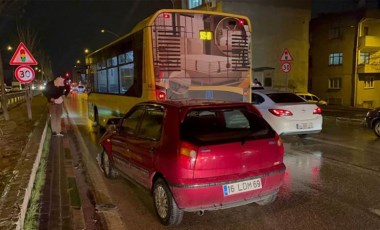 Bursa'da otomobil, belediye otobüsüne çarptı!