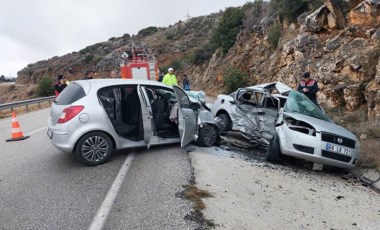 Isparta'da otomobiller çarpıştı: 1 ölü, başhekim ile 3 sağlıkçı yaralı