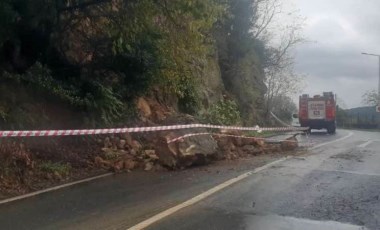 Son Dakika... Sarıyer'de yamaçtan yola kaya parçası düştü!