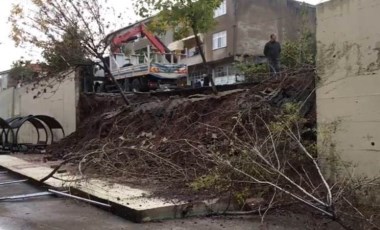 Sağanak etkili oldu: Okulun istinat duvarı çöktü