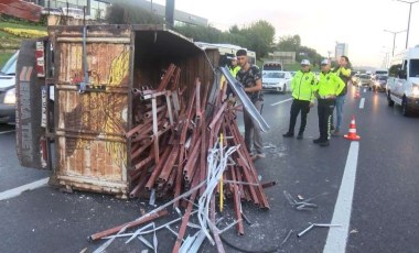 Ümraniye'de kamyonet devrildi: TEM'de yoğun trafik oluştu