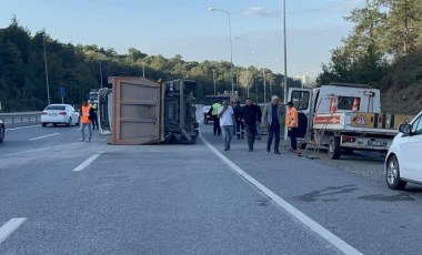 Şile Otoyolu'nda TIR otomobile çarptı: 2 yaralı