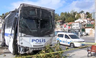 Çevik kuvvet otobüsü otomobile çarptı... 2 polis memuru yaralandı!